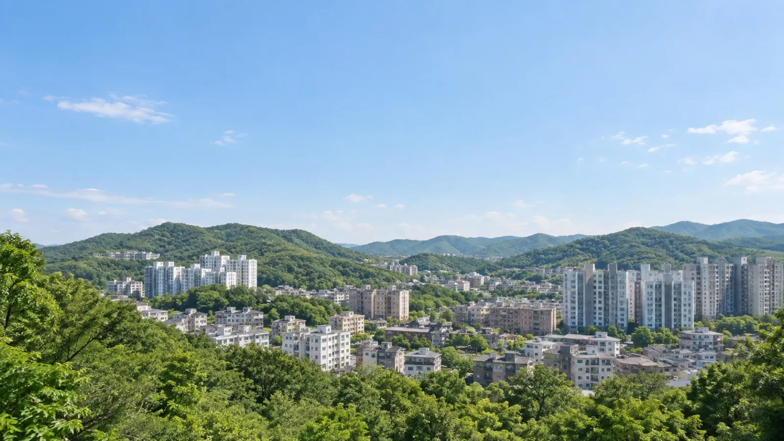 경기도 성남시 수정구의 내륙 도시와 숲이 우거진 구릉 특성을 참고한 가상 지역 장면. 실제 장소나 학교·학원 건물 사진이 아닌 AI 생성 분위기 이미지.