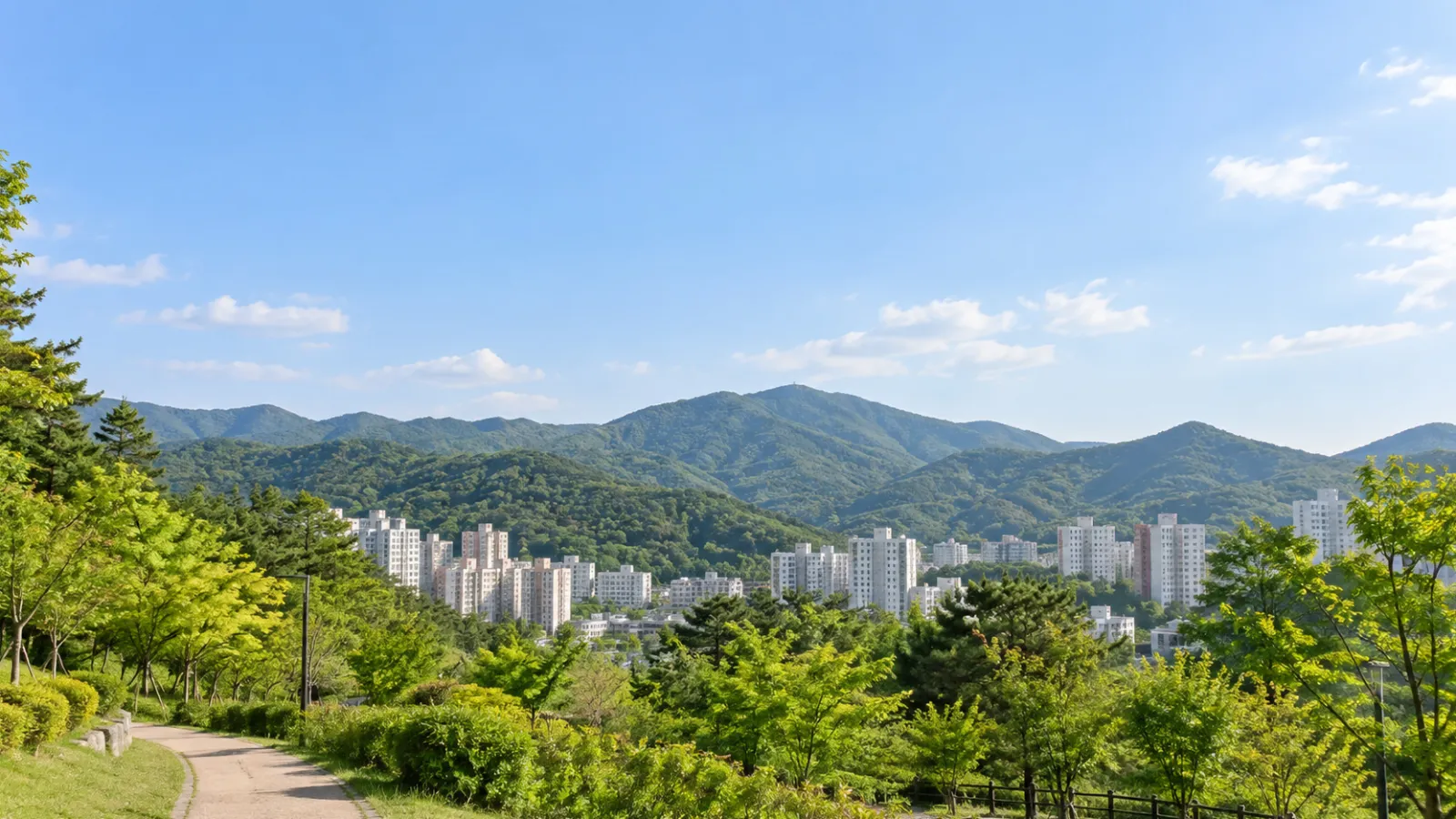 경기도 안양시 만안구의 수리산 산자락과 도시 주거지 분위기를 참고한 AI 생성 가상 지역 분위기 이미지. 실제 장소나 학교·학원을 촬영한 사진이 아닙니다.