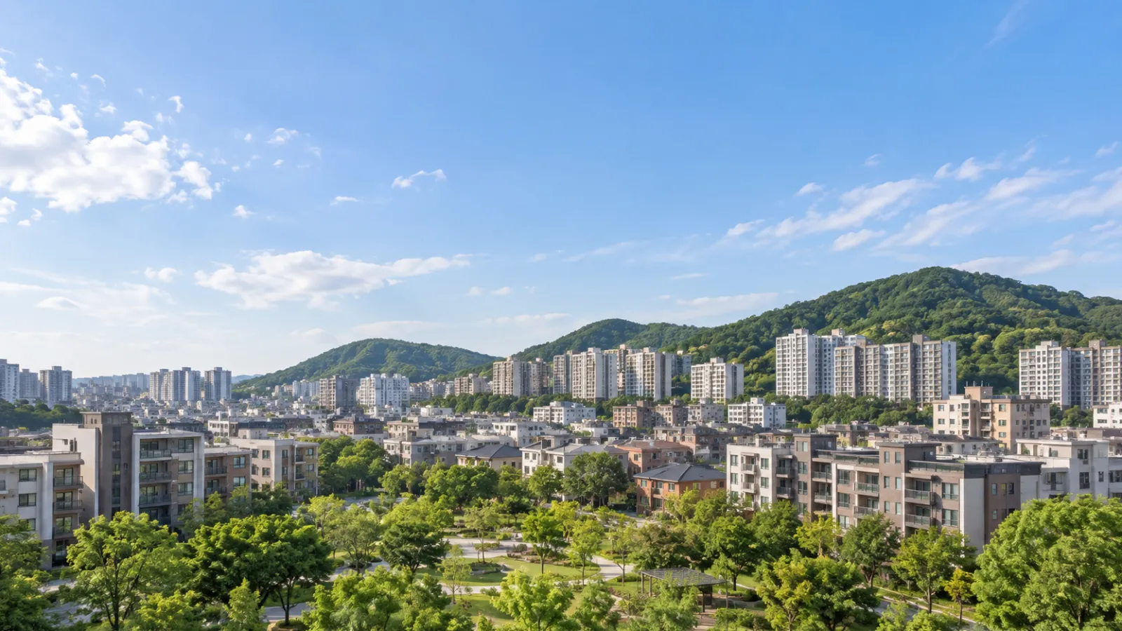 소사구의 낮은 숲 언덕과 도시 주거지를 참고한 AI 가상 분위기 이미지. 실제 사진이나 학교·학원 건물이 아닙니다.
