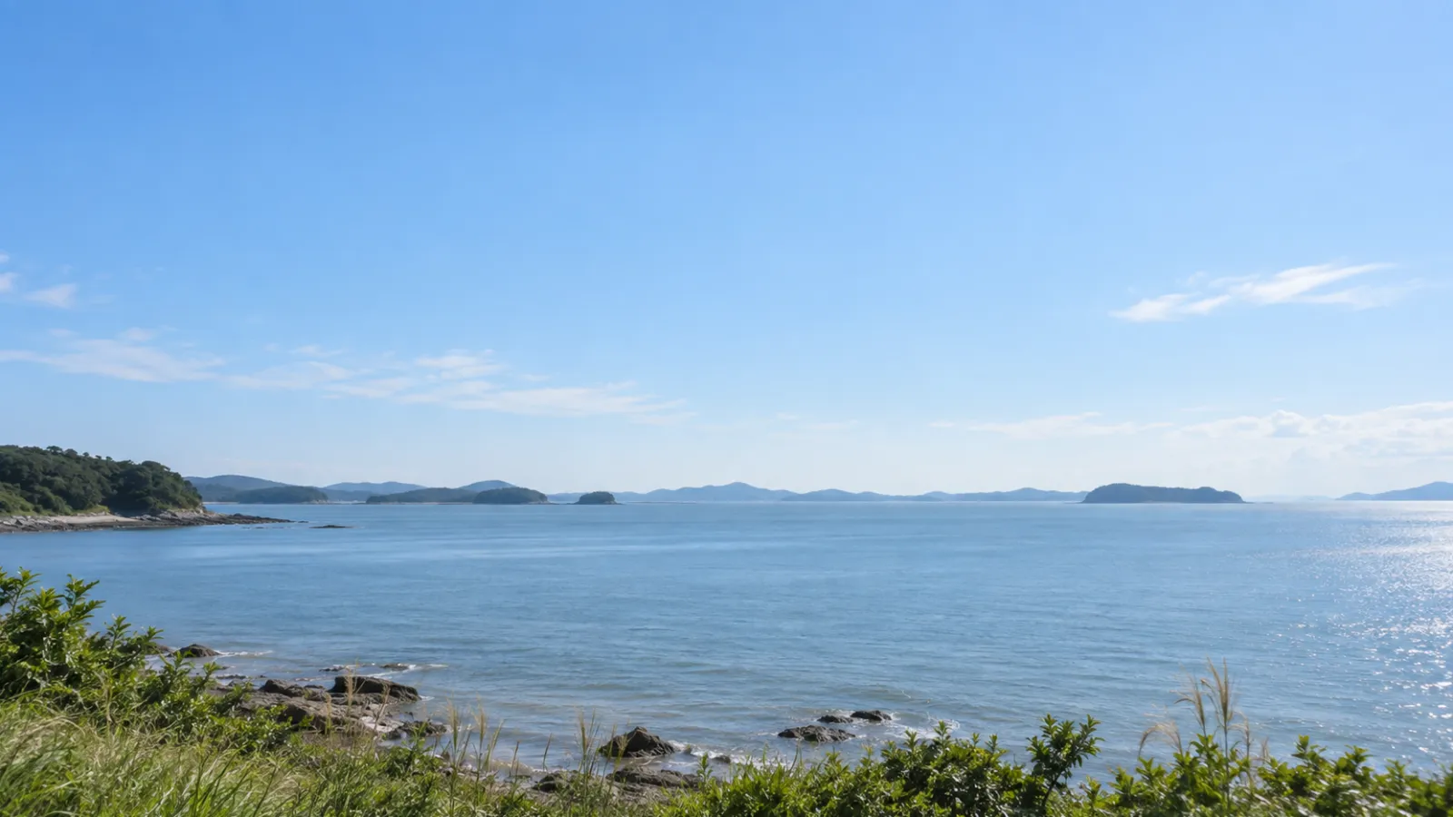 충청남도 서산시 천수만의 해안 지리 특성을 참고해 만든 AI 분위기 이미지. 실제 사진이나 특정 장소·학교·학원 건물이 아닌 가상의 해안 장면으로, 자연광 아래 잔잔한 바다와 넓은 하늘이 펼쳐져 있습니다.