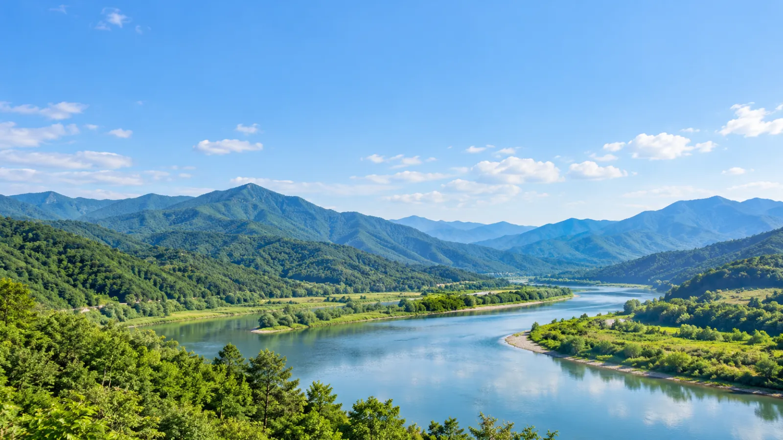 경상남도 합천군의 황강과 주변 산지 특성을 참고해 만든 가상의 강과 숲 풍경. 실제 장소를 촬영한 사진이 아닌 AI 생성 지역 분위기 이미지입니다.