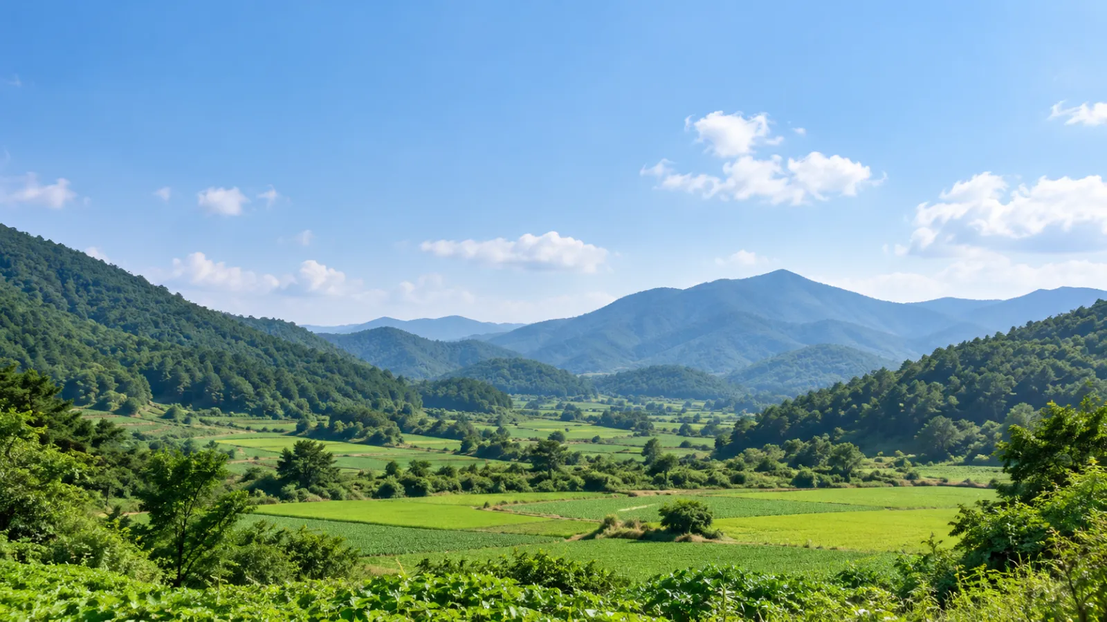 전북특별자치도 장수군의 산지와 농촌 지리 특성을 참고해 만든 가상의 산과 들 풍경. 실제 장소를 촬영한 사진이 아닌 AI 생성 지역 분위기 이미지입니다.