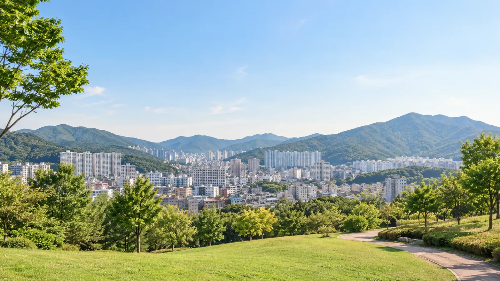 부산광역시 부산진구의 내륙 도심과 주변 산지·녹지 특성을 참고해 AI로 생성한 가상 지역 분위기 이미지입니다. 실제 사진이나 특정 학교·학원 건물이 아닙니다.