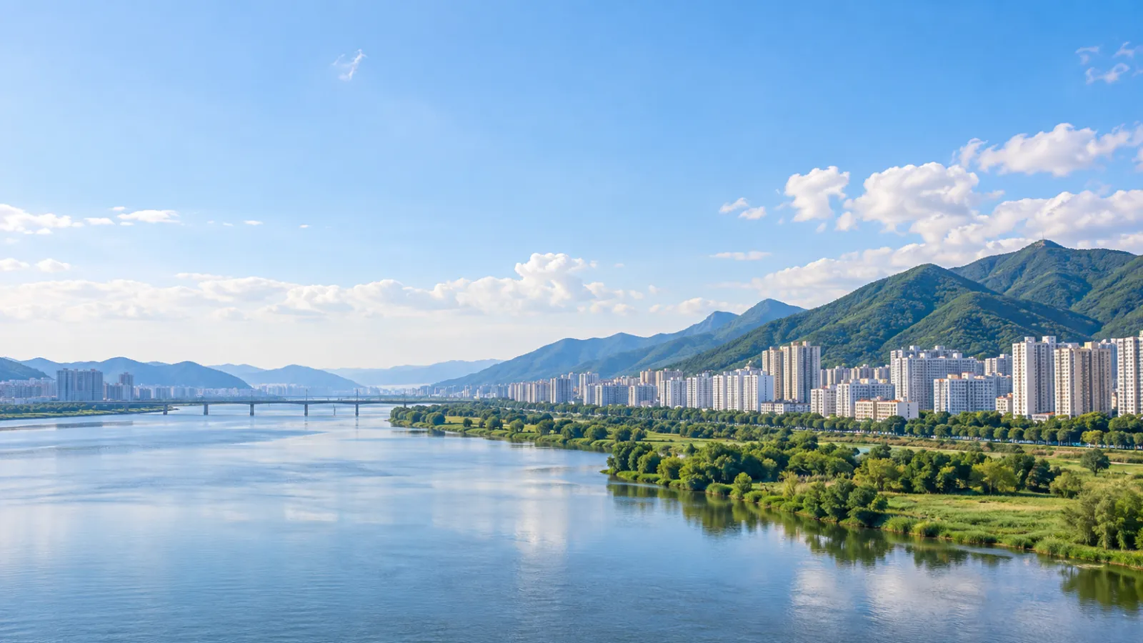 부산광역시 북구의 낙동강과 산지, 주거 시가지의 지리적 특성을 참고해 만든 실사 느낌의 AI 지역 분위기 이미지입니다. 실제 장소나 학교·학원 건물을 촬영한 사진이 아닌 가상 장면입니다.