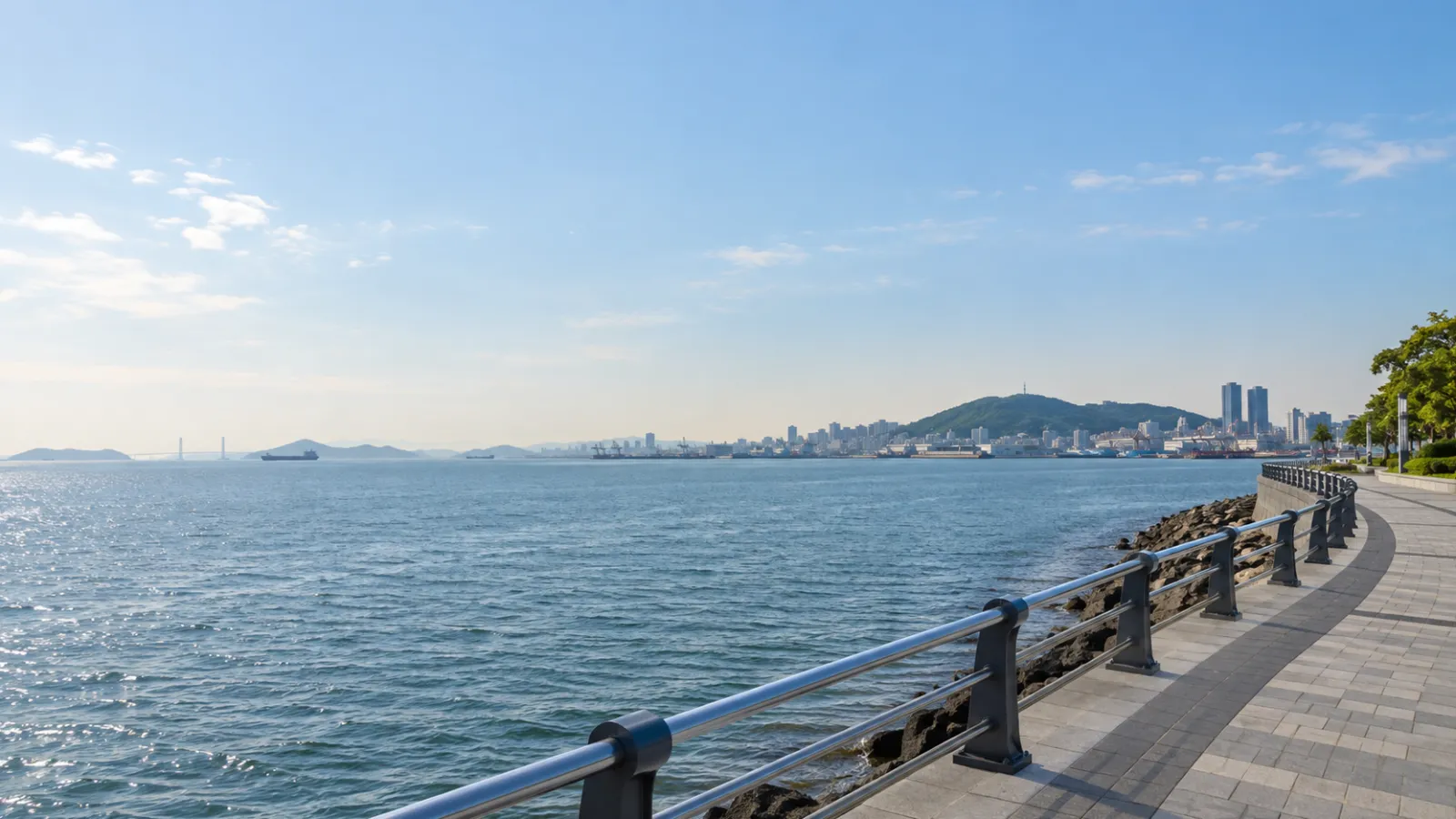인천 중구의 서해 해안과 항만 도시 특성을 참고해 AI로 생성한 가상 지역 분위기 이미지. 밝은 자연광 아래 바다와 해안 산책로를 표현했으며 실제 장소나 학교·학원 건물을 촬영한 사진이 아닙니다.