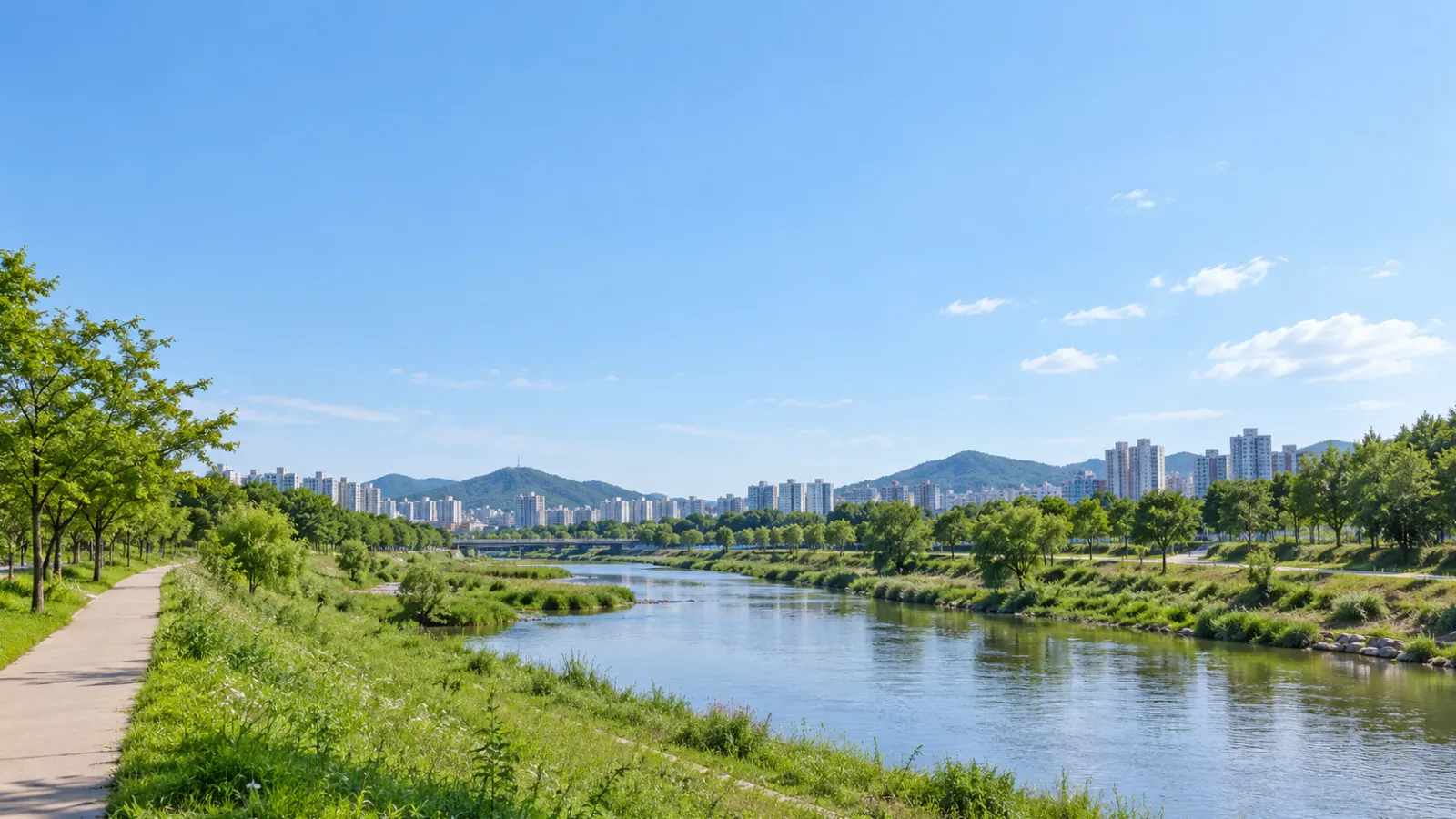 경기도 수원시 권선구의 도심 하천과 녹지, 낮은 산지 특성을 참고해 AI로 생성한 가상 지역 분위기 이미지입니다. 실제 장소나 학교·학원 건물을 촬영한 사진이 아닙니다.