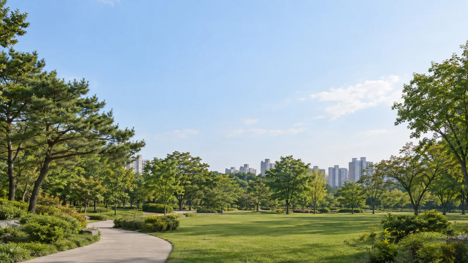 경기도 안산시 상록구의 공원과 주거지 특성을 참고해 만든 가상 지역 장면. 녹지와 산책로, 멀리 주거지가 보이는 AI 생성 분위기 이미지로 실제 장소나 학교·학원 건물을 촬영한 사진이 아닙니다.