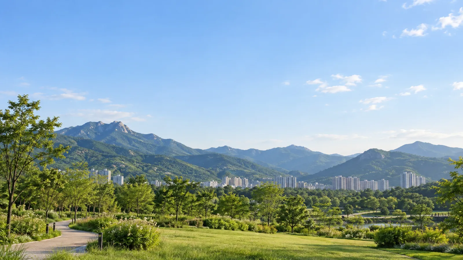 경기도 과천시의 관악산·청계산과 녹지에 둘러싸인 도시 지리 특성을 참고해 만든 가상의 풍경. 실제 장소나 학교·학원 건물의 사진이 아닌 AI 생성 지역 분위기 이미지입니다.