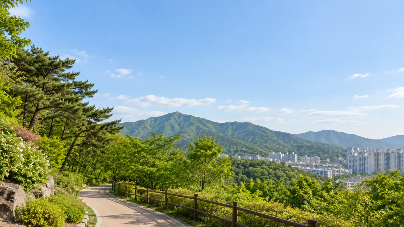 경기도 군포시의 수리산 산림과 도심이 어우러진 지리 특성을 참고한 AI 생성 분위기 이미지. 산자락과 산책로, 주거 지역을 표현한 가상 장면이며 실제 사진이나 특정 학교·학원 건물이 아닙니다.