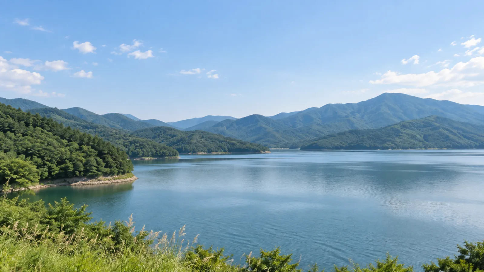 충청북도 충주시의 충주호와 주변 산지 특성을 참고해 만든 가상의 호반 풍경으로, 실제 사진이 아닌 AI 생성 지역 분위기 이미지입니다.