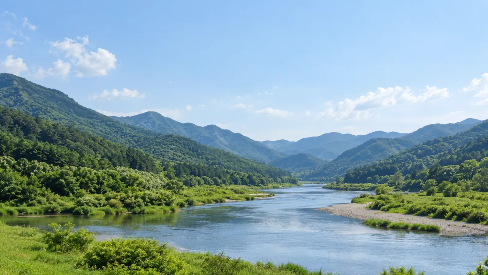 충청북도 괴산군의 산지와 하천 지형을 참고해 만든 AI 분위기 이미지입니다. 숲이 우거진 산과 완만하게 흐르는 강, 넓은 하늘을 표현한 가상 장면으로 실제 지역 사진이 아닙니다.