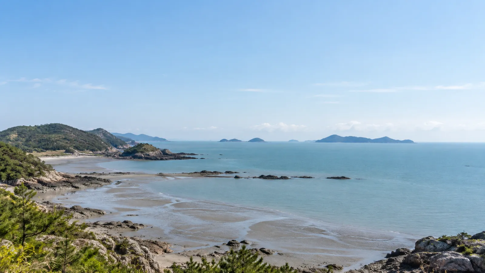 전라남도 영광군의 서해안·갯벌·암석 해안과 섬의 지리적 특성을 참고해 만든 가상의 해안 풍경. 실제 장소를 촬영한 사진이 아닌 AI 생성 지역 분위기 이미지입니다.