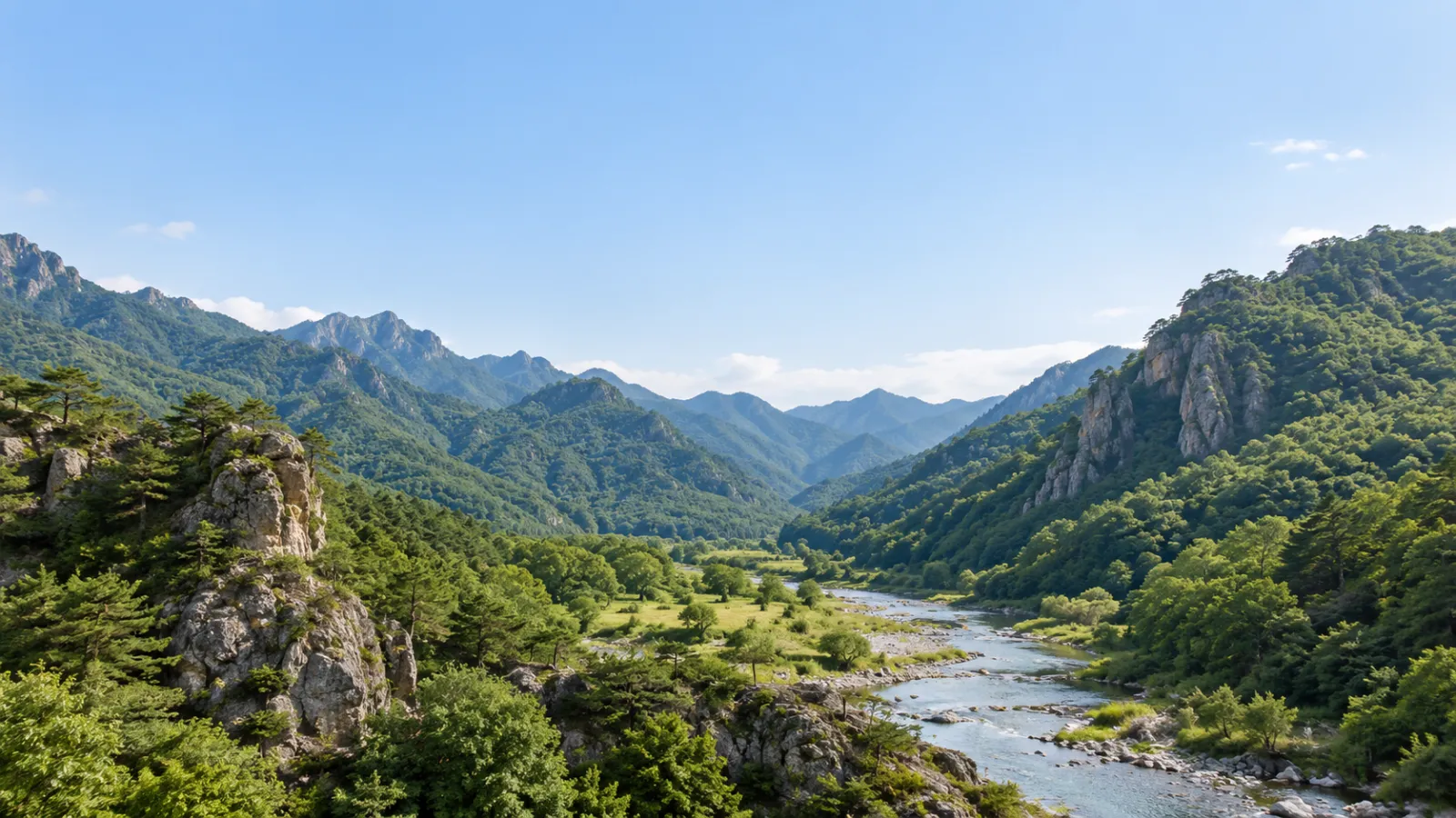 경상북도 청송군의 산지와 계곡 지형을 참고해 만든 AI 지역 분위기 이미지. 숲으로 덮인 산과 맑은 계곡, 넓은 하늘을 표현한 가상 장면이며 실제 장소나 학교·학원 건물을 촬영한 사진이 아닙니다.