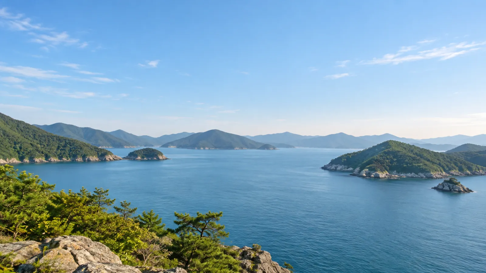 경상남도 창원시 진해만과 숲이 우거진 해안 산지의 지리적 특징을 참고해 만든 가상 풍경. 실제 사진이나 학교·학원 건물이 아닌 AI 생성 지역 분위기 이미지.