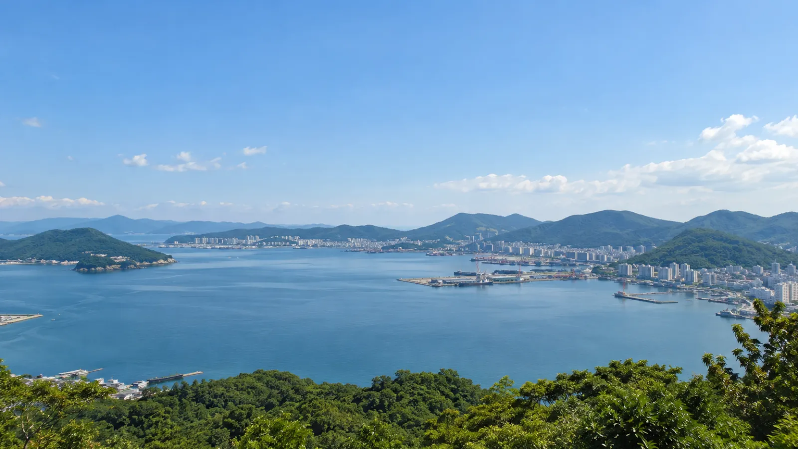 경상남도 창원시 마산합포구의 바다와 산, 해안 도시 지리 특성을 참고해 만든 가상 장면으로, 실제 사진이나 학교·학원 건물이 아닌 AI 분위기 이미지입니다.
