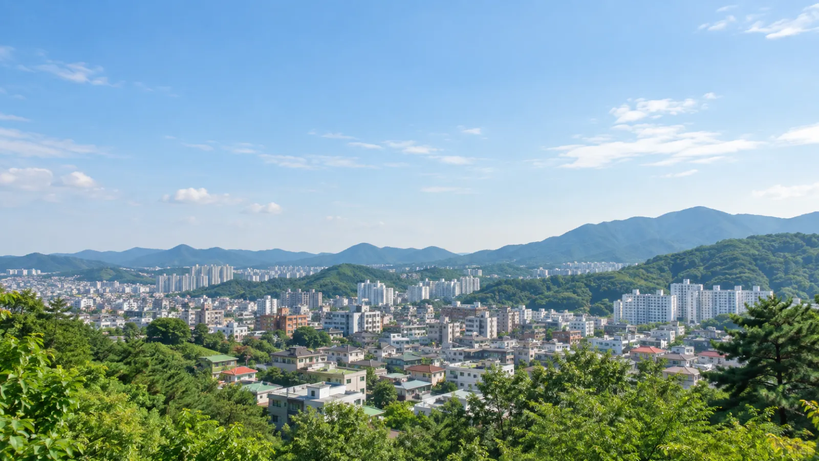 경상남도 창원시 마산회원구의 산지와 도시 주거지 특성을 참고해 AI로 생성한 가상 지역 분위기 이미지. 실제 사진이나 실제 학교·학원 건물이 아니며, 푸른 산과 주거지 위로 넓고 밝은 하늘이 펼쳐진 모습.