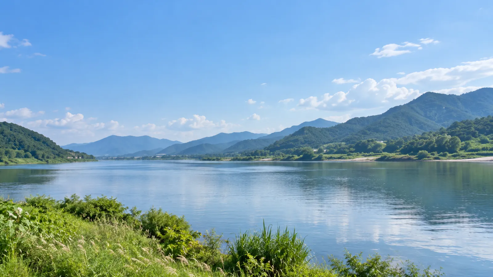 경상남도 양산시의 낙동강과 산지 지형을 참고해 만든 가상의 강변 풍경. 실제 장소나 학교·학원 건물을 촬영한 사진이 아닌 AI 생성 지역 분위기 이미지입니다.
