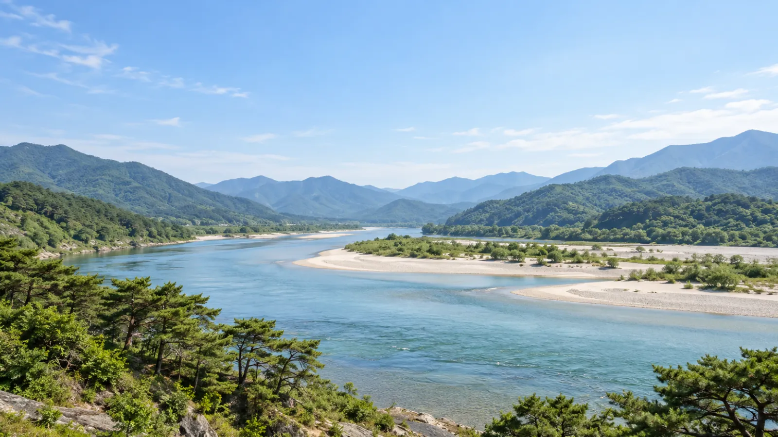 경상남도 하동군의 섬진강과 백사장, 소나무 숲 및 산지 특성을 참고해 만든 가상의 강변 풍경. 실제 장소를 촬영한 사진이 아닌 AI 생성 지역 분위기 이미지입니다.