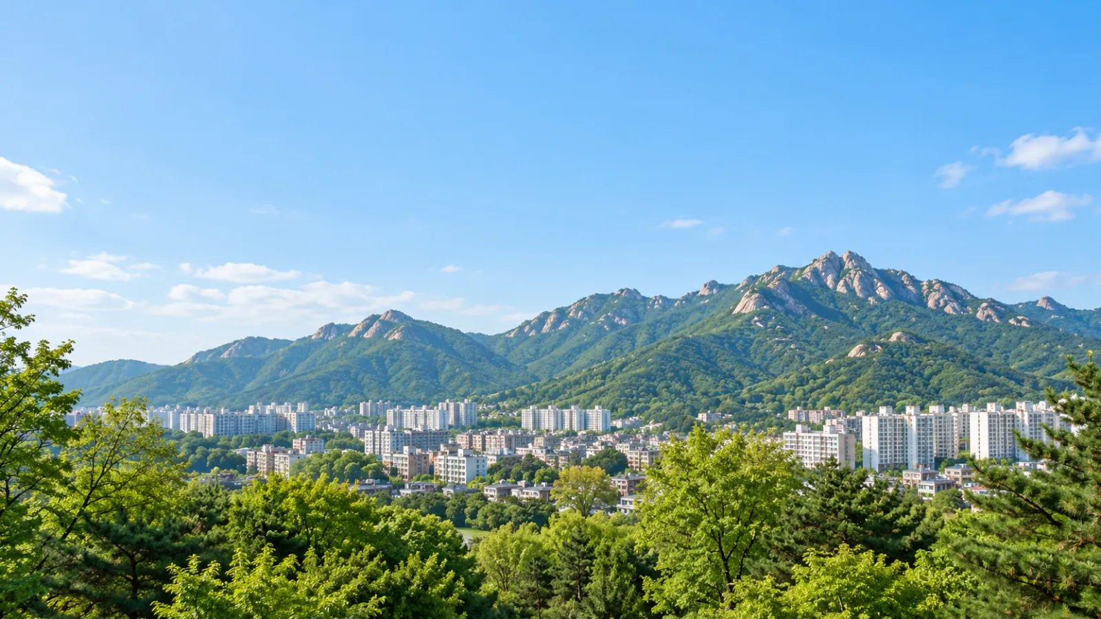 서울특별시 은평구의 북한산 산지와 녹지가 어우러진 도시 주거지 특성을 참고해 만든 가상 풍경. 실제 장소나 학교·학원 건물을 촬영한 사진이 아닌 AI 생성 지역 분위기 이미지입니다.
