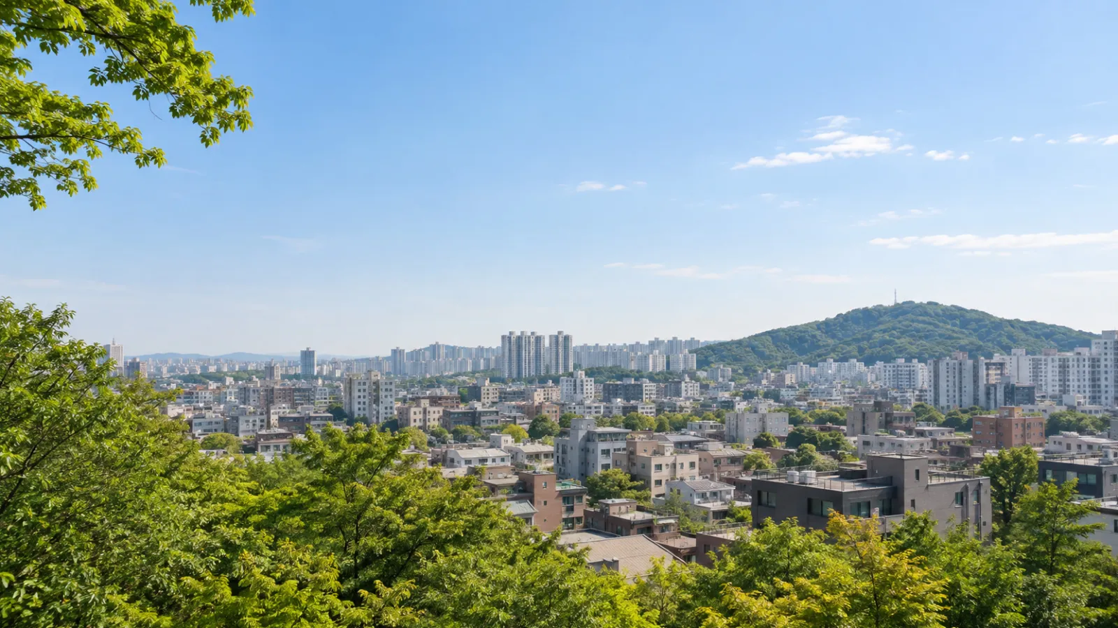 경기도 부천시 원미구의 도심과 낮은 녹지 산지 특성을 참고해 AI로 생성한 지역 분위기 이미지입니다. 실제 장소나 학교·학원 건물을 촬영한 사진이 아닌 가상 장면입니다.