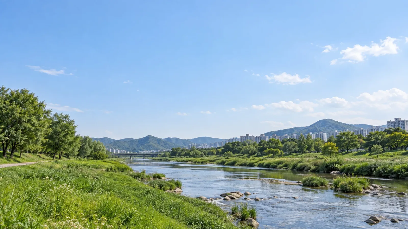 전주시 완산구의 내륙 도시와 하천·주변 산지 특성을 참고한 AI 생성 가상 지역 분위기 이미지. 실제 장소나 학교·학원 건물의 사진이 아닙니다.