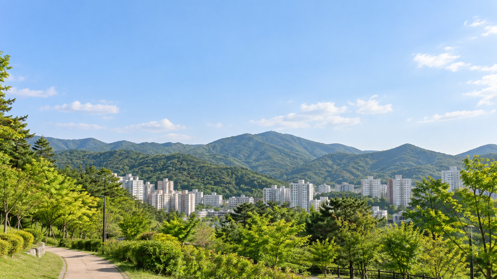 경기도 안양시 만안구의 수리산 산자락과 도시 주거지 분위기를 참고한 AI 생성 가상 지역 분위기 이미지. 실제 장소나 학교·학원을 촬영한 사진이 아닙니다.