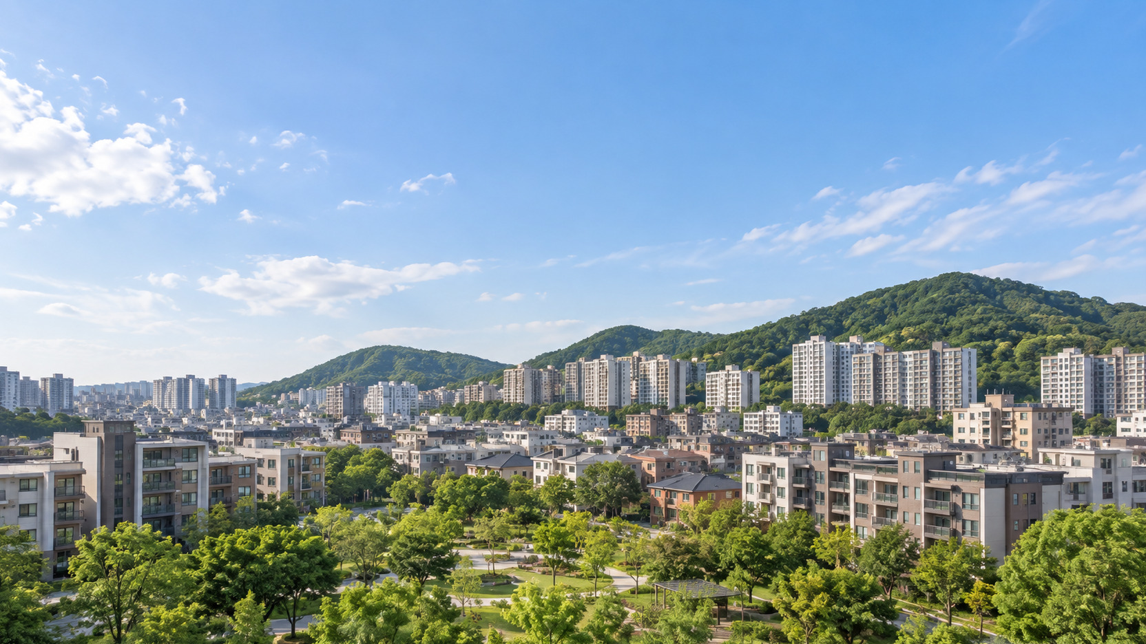 소사구의 낮은 숲 언덕과 도시 주거지를 참고한 AI 가상 분위기 이미지. 실제 사진이나 학교·학원 건물이 아닙니다.