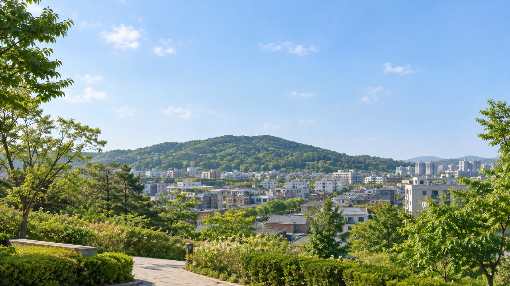 경기도 수원시 팔달구의 도심과 팔달산 녹지 특성을 참고해 만든 가상 지역 장면. 실제 장소나 학교·학원 건물을 촬영한 사진이 아닌 AI 생성 분위기 이미지입니다.