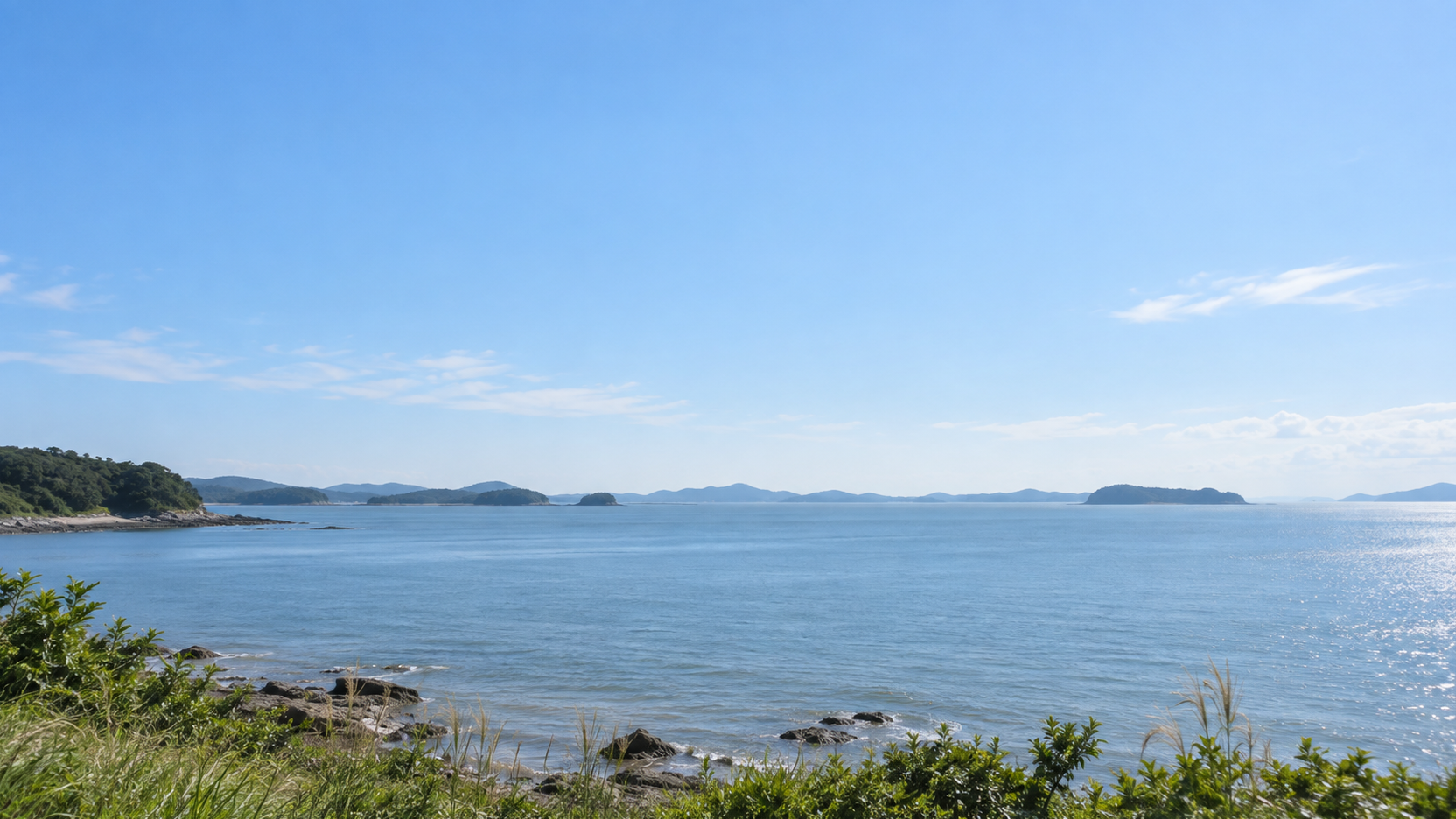 충청남도 서산시 천수만의 해안 지리 특성을 참고해 만든 AI 분위기 이미지. 실제 사진이나 특정 장소·학교·학원 건물이 아닌 가상의 해안 장면으로, 자연광 아래 잔잔한 바다와 넓은 하늘이 펼쳐져 있습니다.