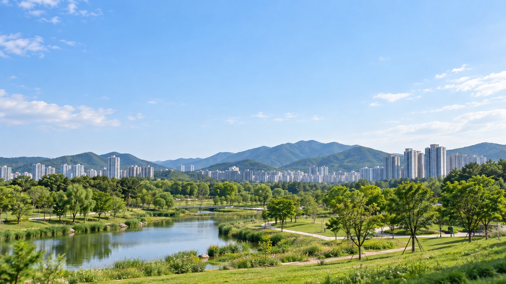 경기도 수원시의 산지·도시·수변 녹지 특성을 참고한 AI 분위기 이미지. 실제 사진이나 학교·학원 건물이 아닌 가상 장면입니다.