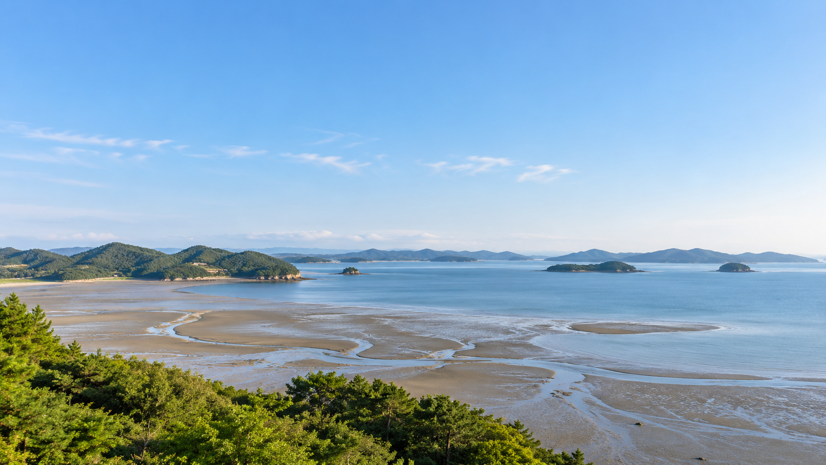 충청남도 홍성군 천수만의 해안과 갯벌 지리 특성을 참고해 만든 가상의 풍경. 넓은 하늘과 잔잔한 바다를 담은 AI 분위기 이미지이며 실제 지역이나 학교·학원 건물을 촬영한 사진이 아닙니다.