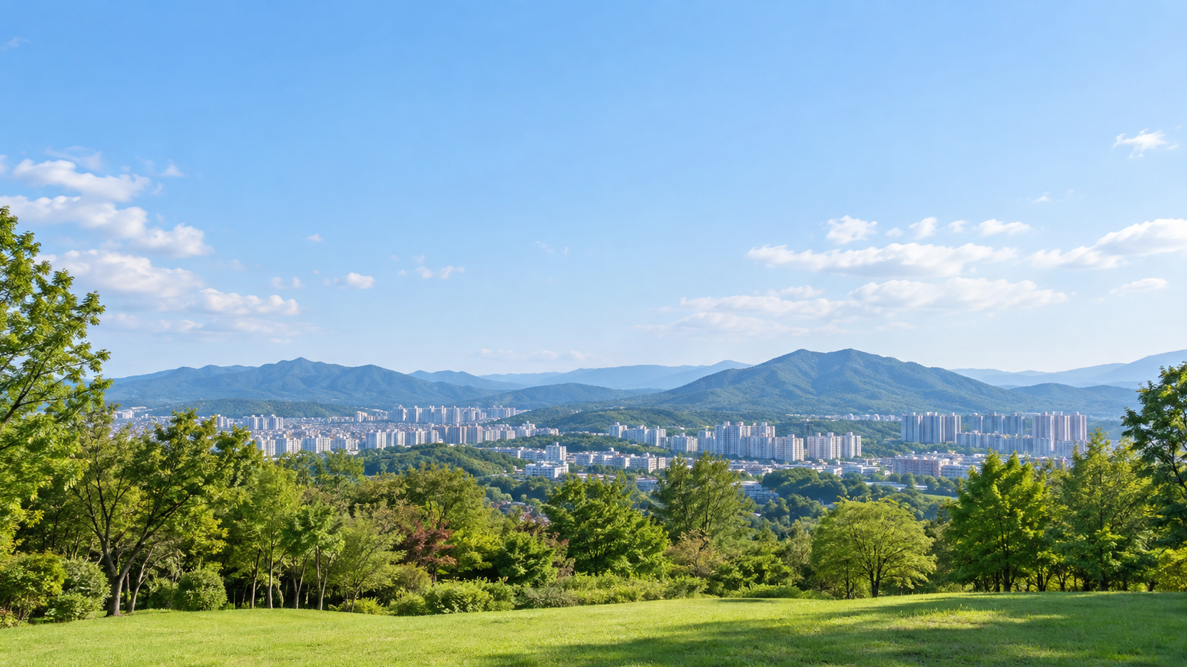 충청남도 천안시의 도시와 산·녹지가 어우러진 지역 특성을 참고해 AI로 생성한 가상 분위기 이미지입니다. 실제 장소나 학교·학원 건물을 촬영한 사진이 아닙니다.