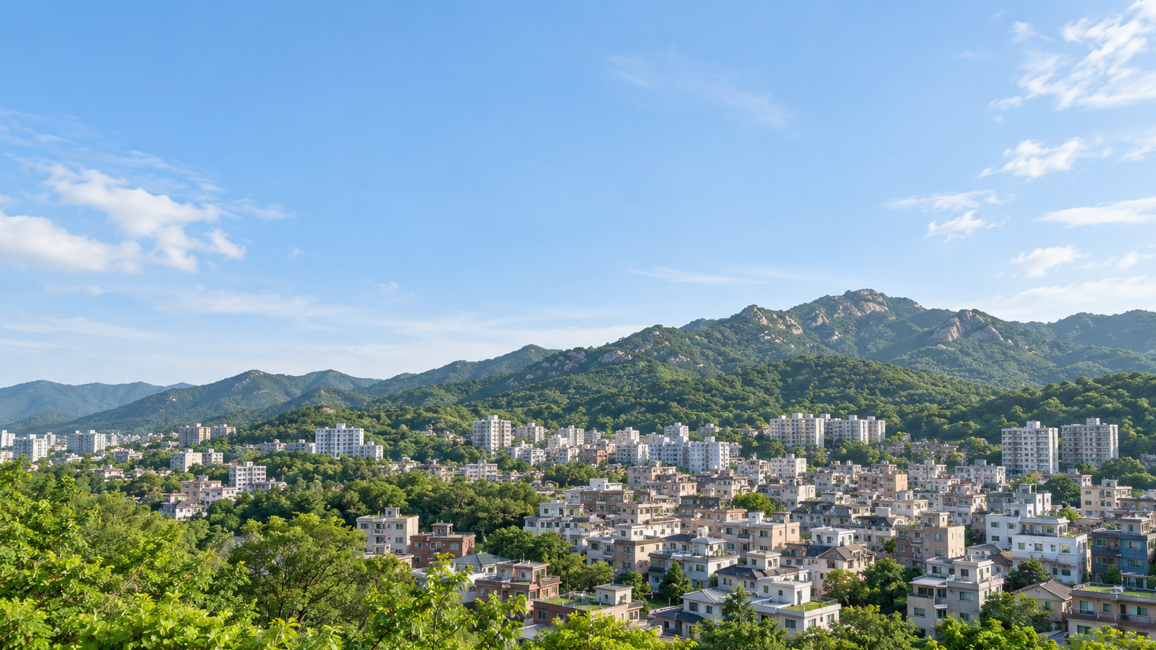 서울특별시 관악구의 관악산 산림과 도심 주거지 특성을 참고해 만든 실사 느낌의 AI 지역 분위기 이미지. 실제 사진이 아닌 가상 장면이며 실제 학교·학원 건물을 재현하지 않았습니다.