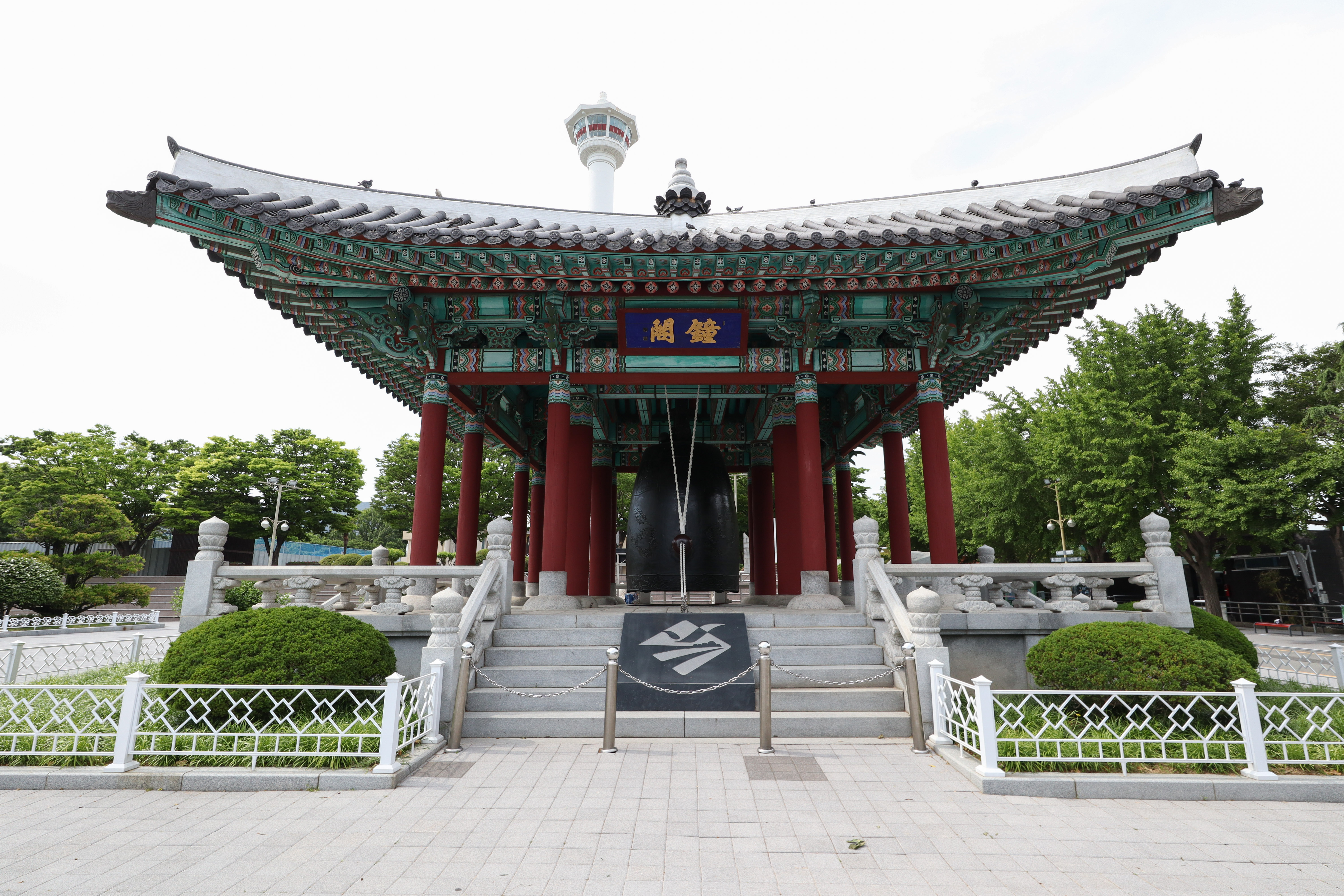 2020년 5월 22일 촬영한 부산광역시 중구 용두산공원과 부산타워