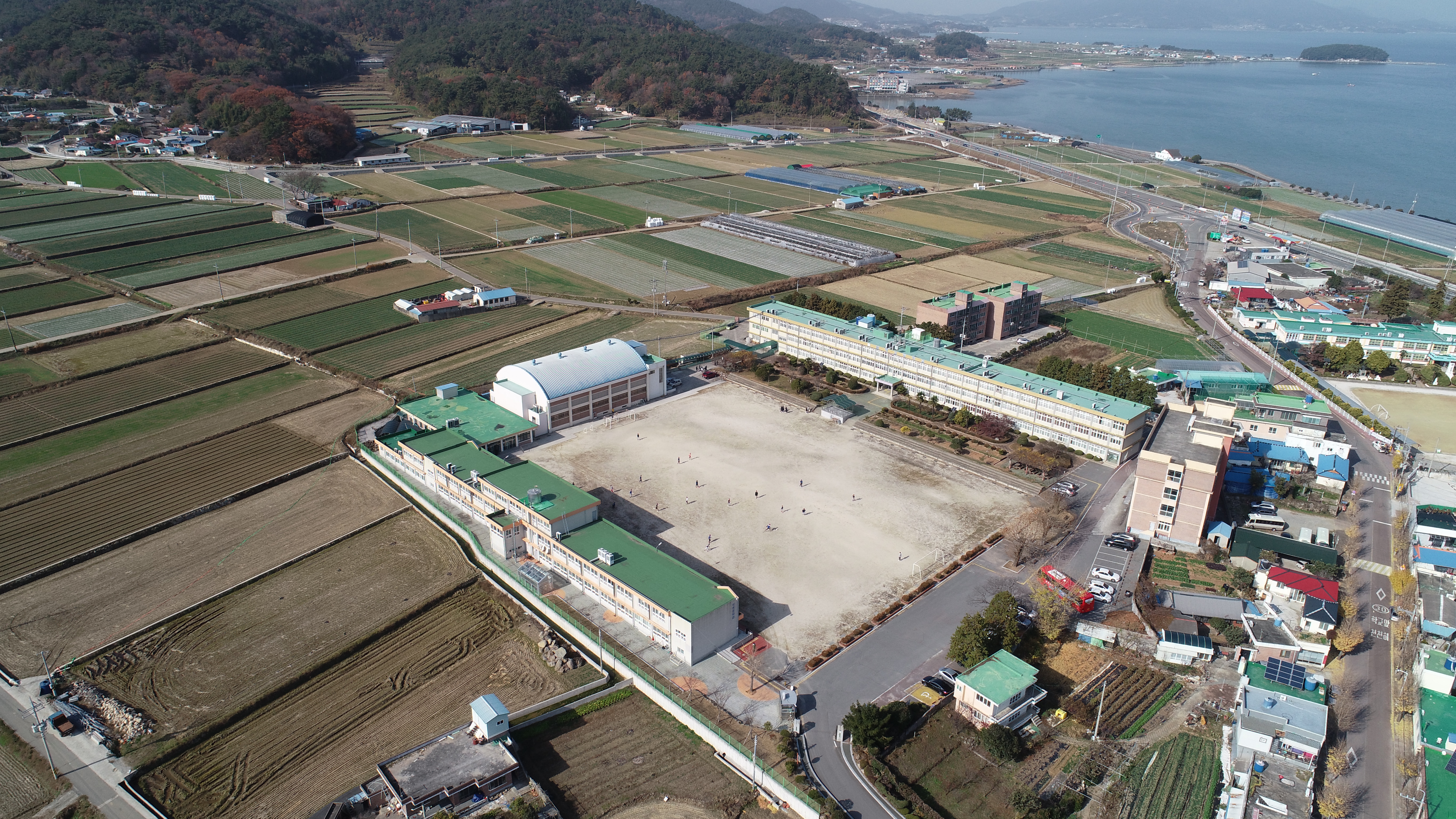 2018년 11월 촬영한 경상남도 남해군 남해고등학교와 이동중학교 전경