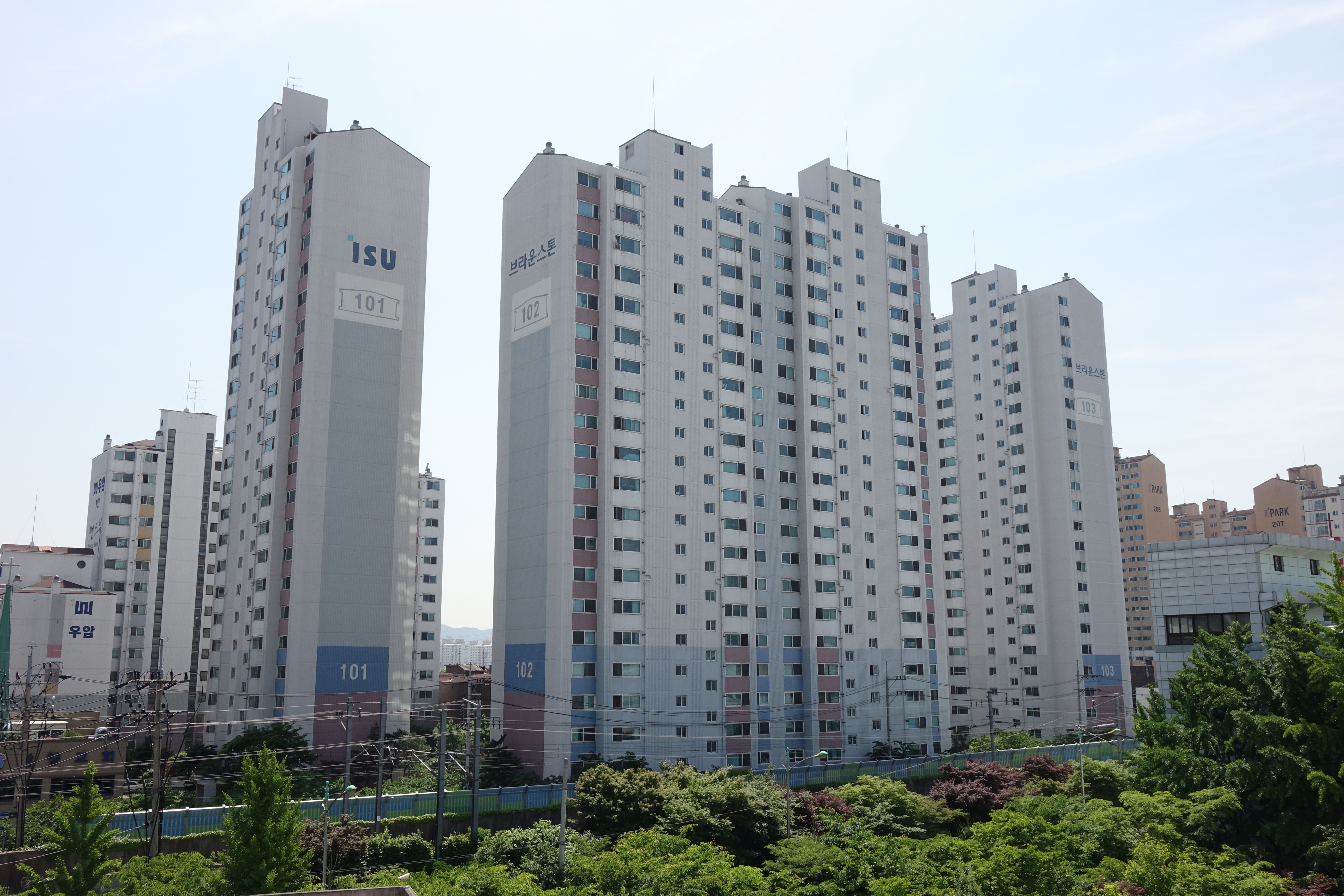2015년 5월 촬영한 서울특별시 도봉구의 아파트와 앞쪽 녹지 전경