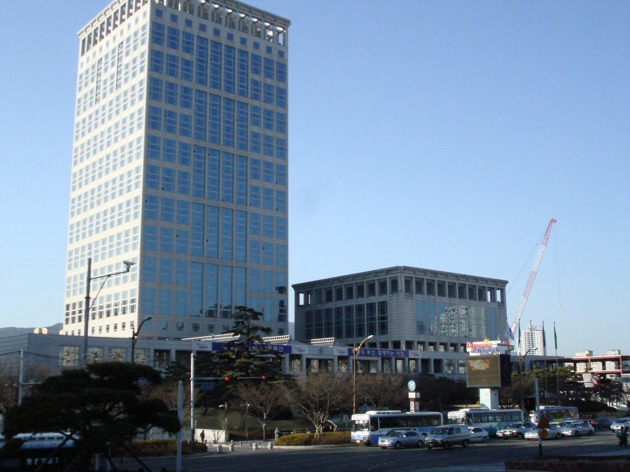 2008년 2월 27일 촬영한 부산 연제구의 부산시청과 시의회 외관