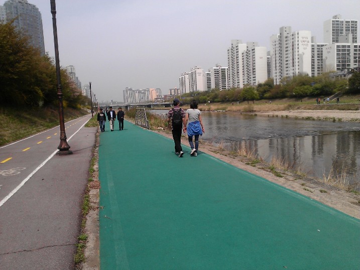 2012년 4월 24일 촬영한 경기도 성남시 분당의 탄천 전경