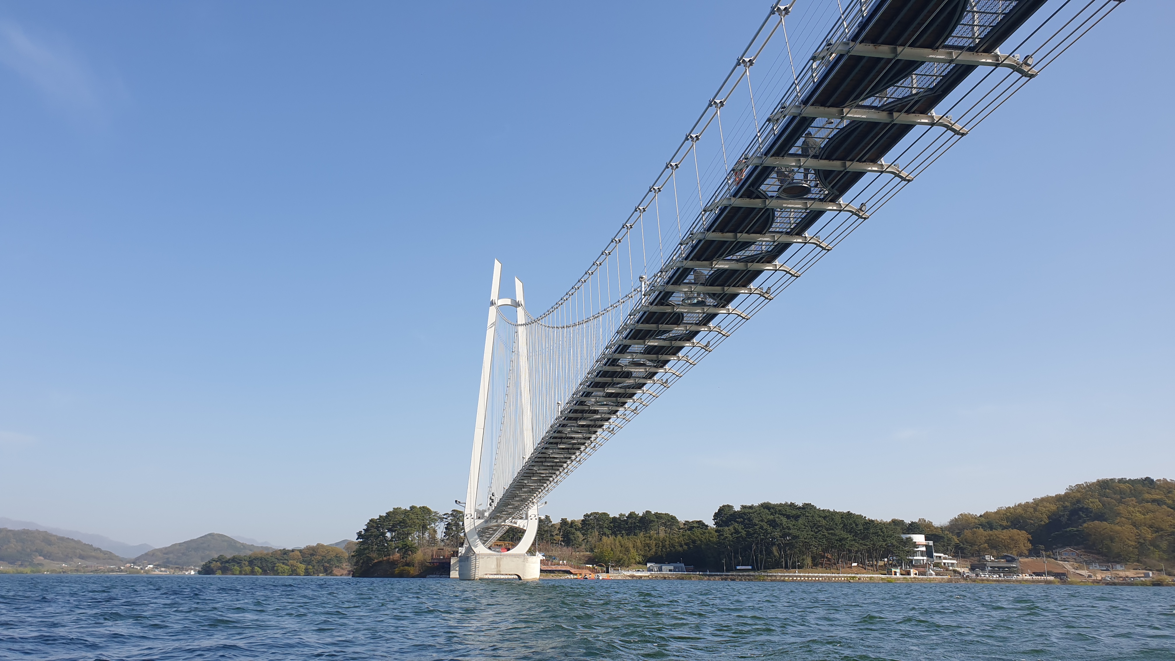 충청남도 논산시 탑정호의 다리 전경, 2023년 4월 촬영