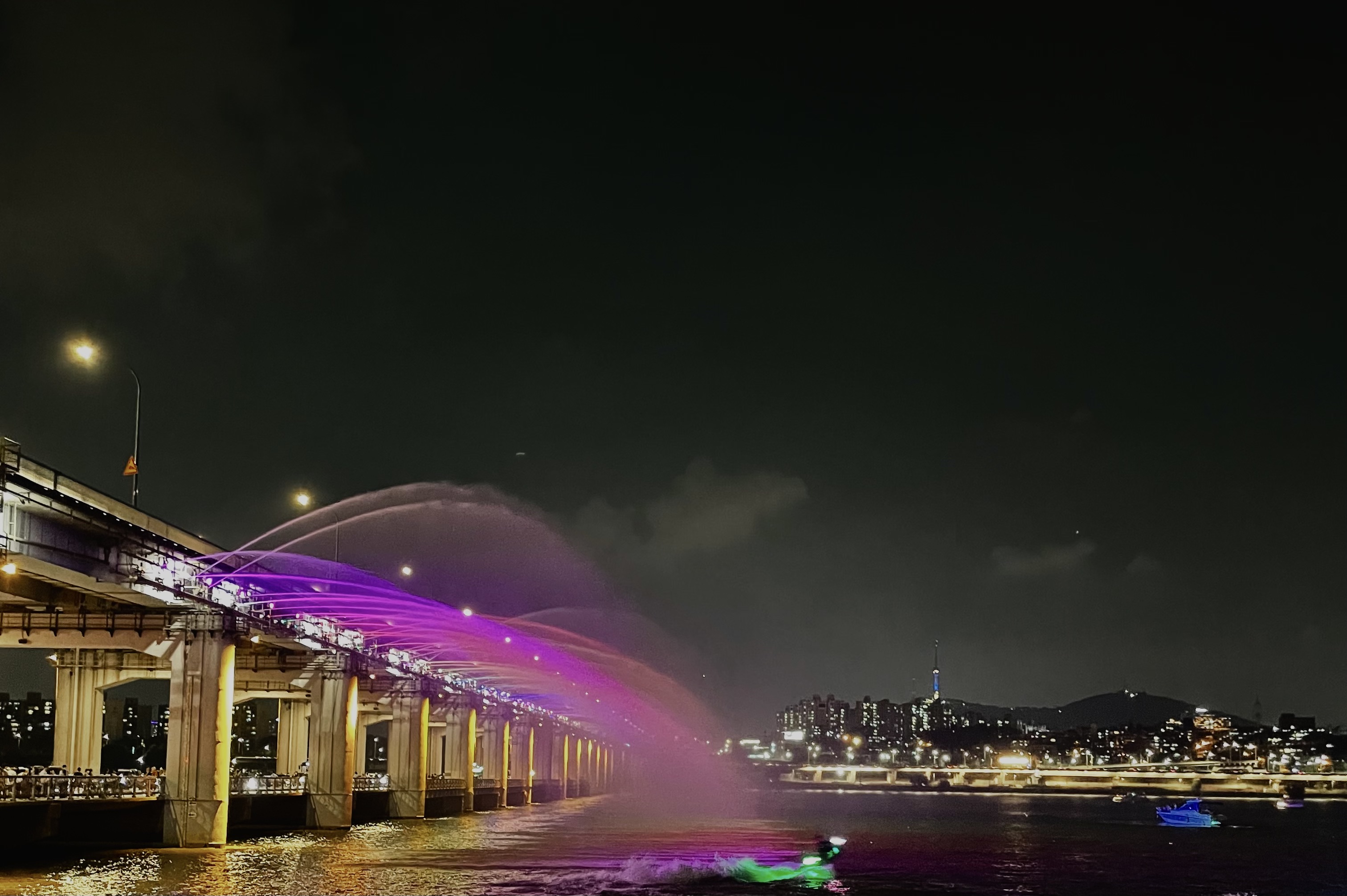 서초구 반포한강공원에서 바라본 반포대교 달빛무지개분수의 야경