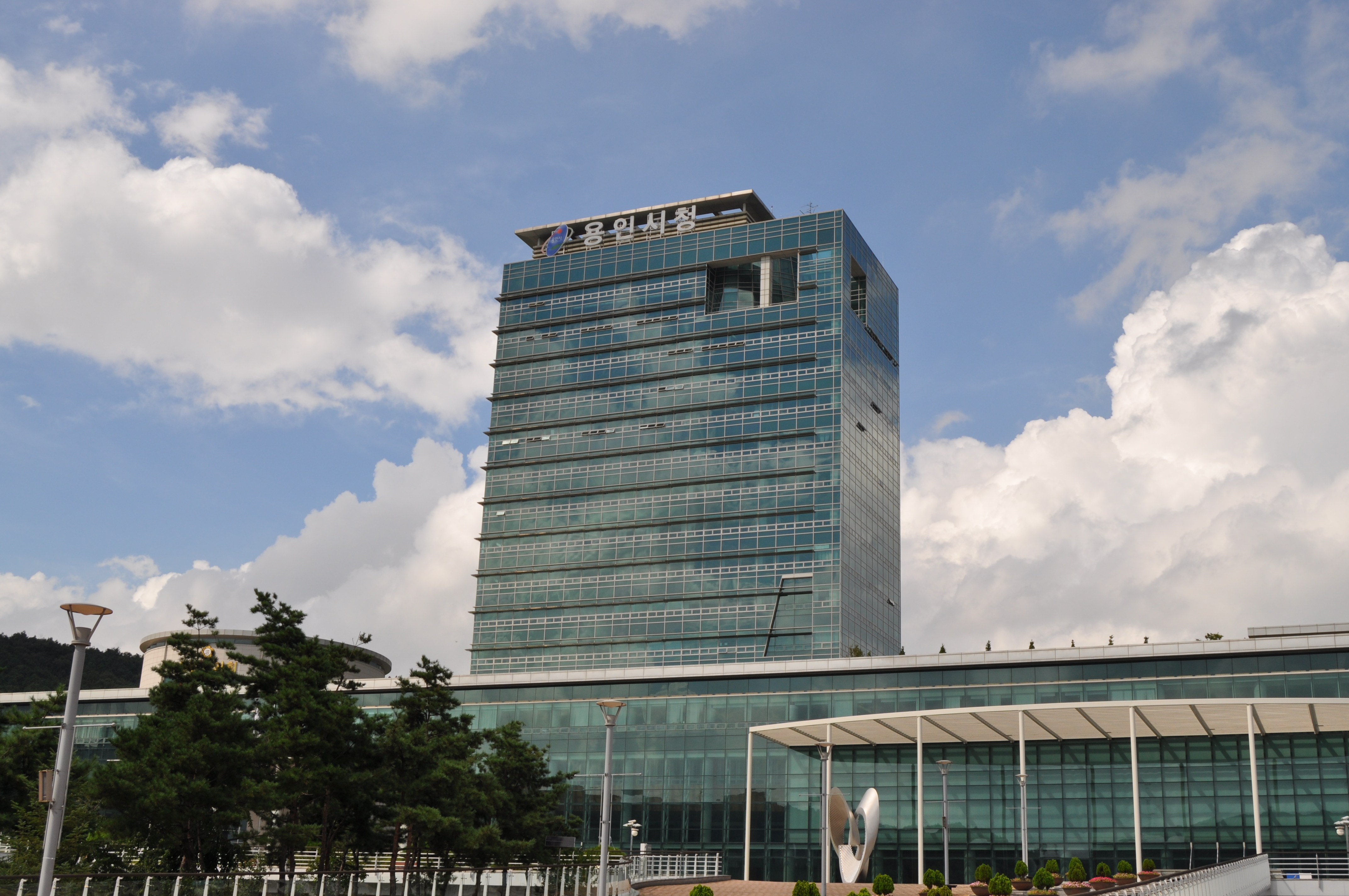 2010년 9월 3일 촬영된 경기도 용인시 처인구의 용인시청 전경