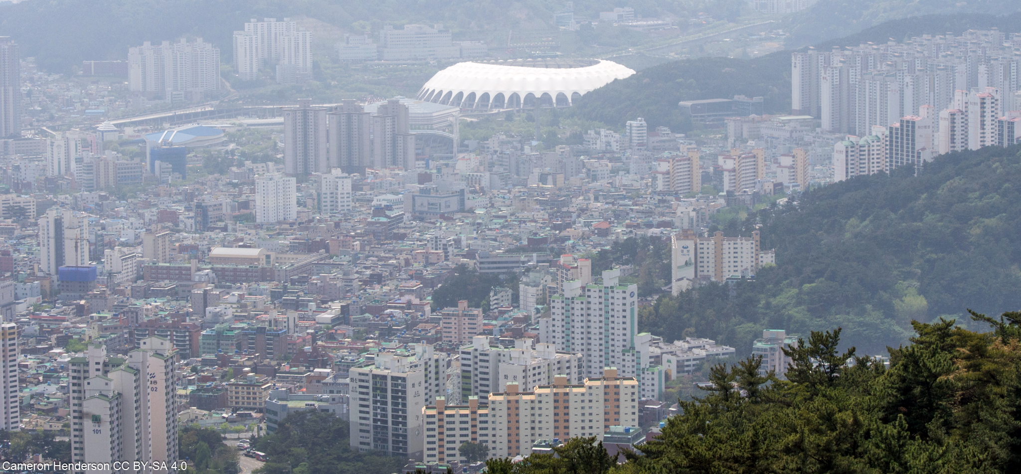 2012년 4월 24일 촬영된 부산광역시 동래구 시가지 전경