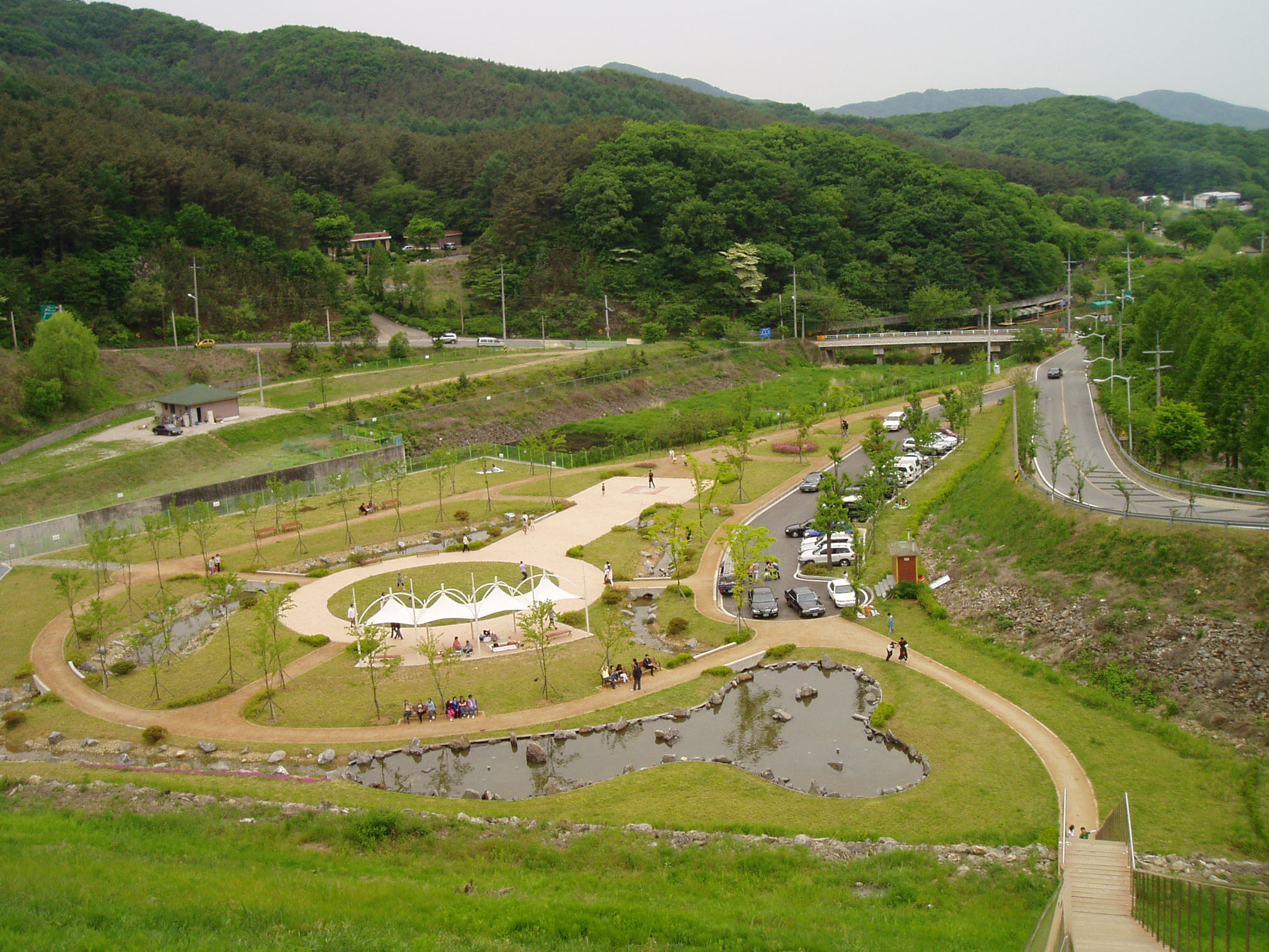 2008년 촬영한 전라남도 장흥군 증산지쉼터의 산책로와 연못, 주변 녹음 전경