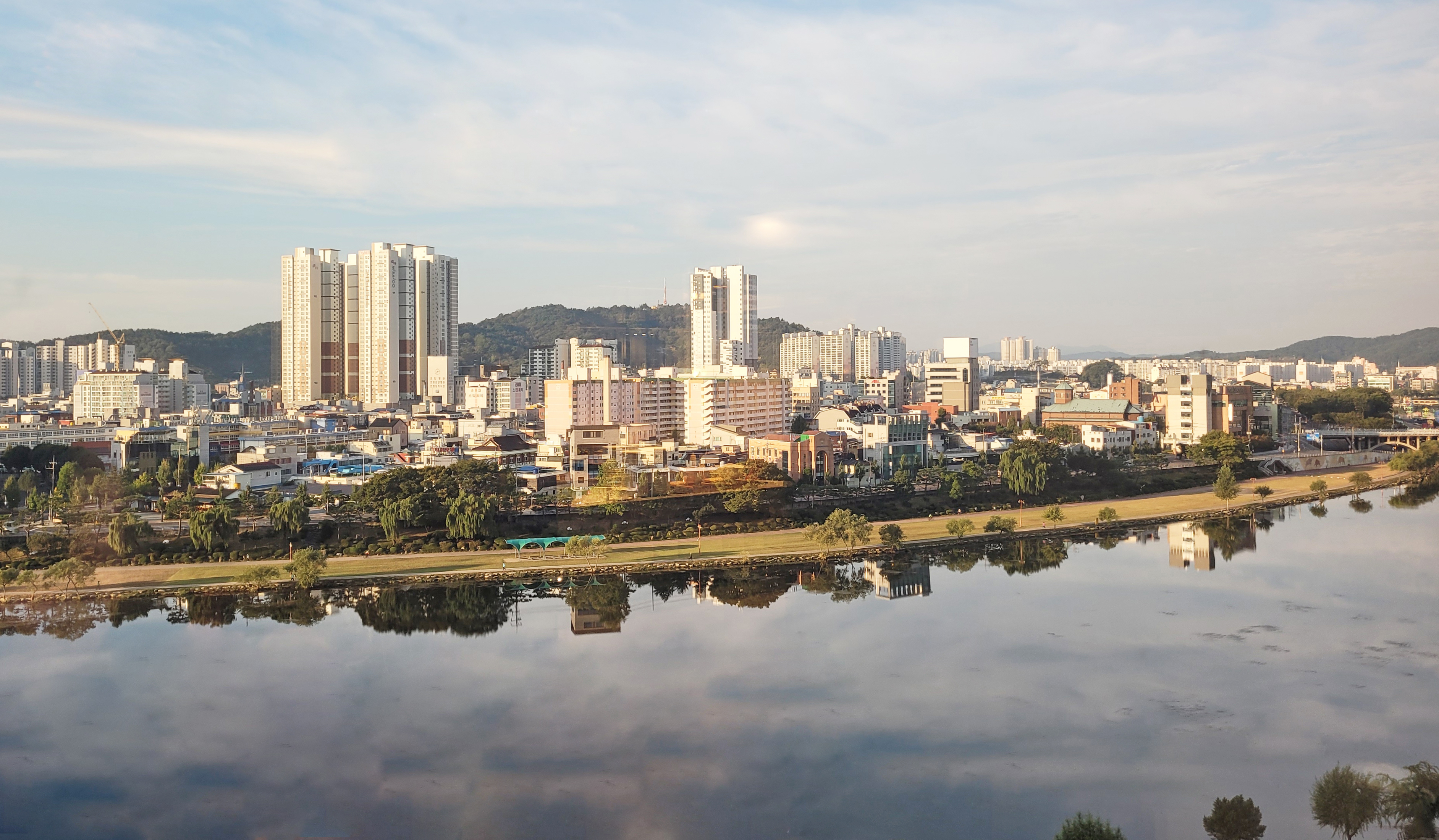 2022년 10월 2일 촬영한 경상남도 진주시 시가지와 남강 전경