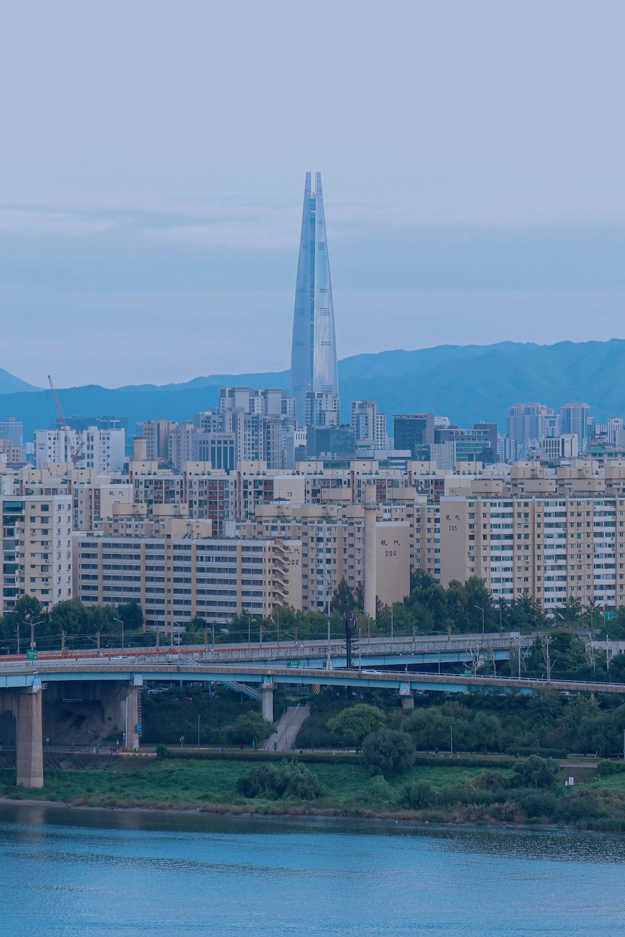 도시와 생활권을 보여주는 서울 한강 전경